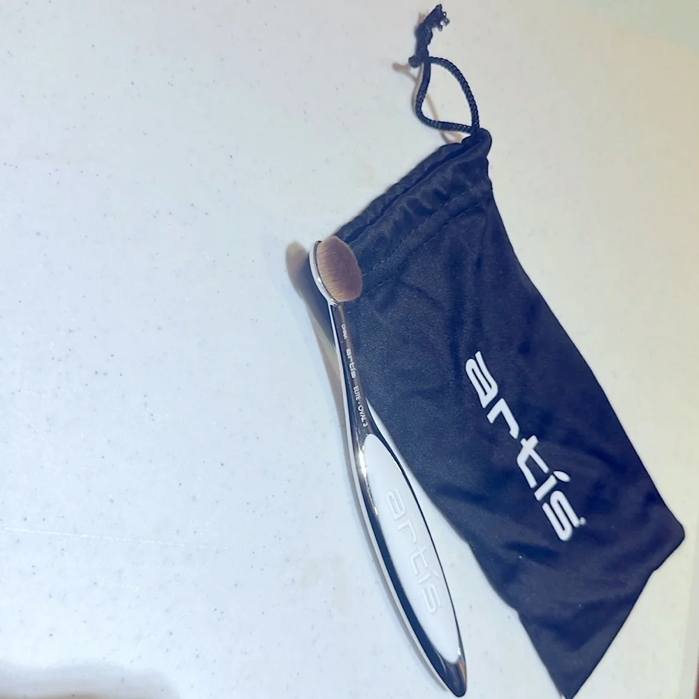 Artis Elite Oval 3 makeup brush